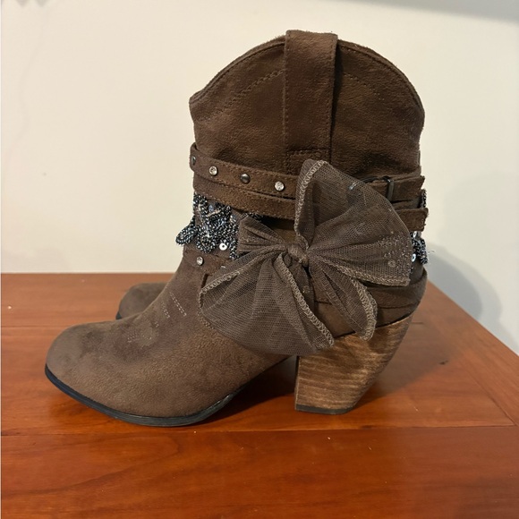 Dolce by Mojo Moxy Brown Suede Ankle Boots Bow Sequin Heel 9M - Picture 4 of 8